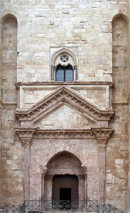 Castel_del_monte-entrance_cropped2.jpg Castel_del_monte-entrance_cropped2.jpg