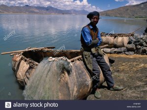 china-tibet-tibetan-fisherman-with-yak-skin-fishing-boat-on-yarlung-A1M18Y.jpg