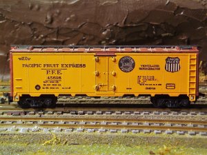 2 reefer  PFE 45698.jpg