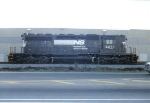 SOU 3271 - SD40-2.jpg