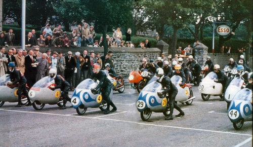 03-front-row-e28093-taveri-blue-helmet-ubiali-no6-miller-no4-sandford-no29-provini-no44-wheall...png