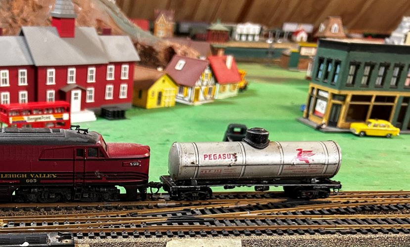 Tinplate Pegasis tank carbody on Mantua frame.JPG