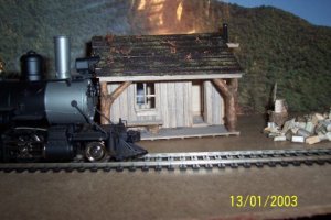 Scratchbuilt shack 003.jpg