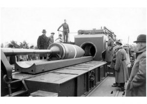 Versuchsaufbau des Eisenbahngeschützes Dora bei Krupp in Essen. (1941).jpg