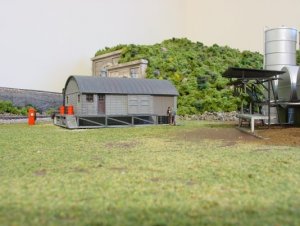 guysmovingbarrelresizedgauge.jpg
