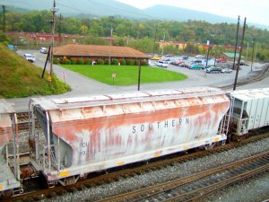 southern covered hopper entering rose yard.jpg