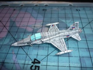 F-5A-montage_des_bidons-11.JPG