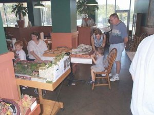 dcp04003 kids and parents, z and n scale.jpg