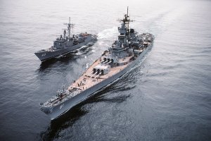USS_Iowa_-_USS_Hallyburton_-_Ocean_Safari_85_-_DN-ST-86-02523.jpg